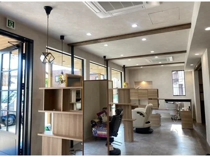 セット面の鏡とチェア、照明が見える店舗の内観