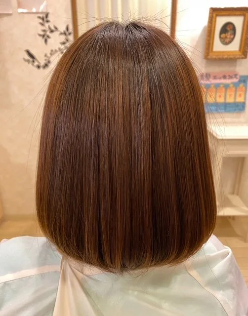 艶やかにストレートに整った縮毛矯正後の髪